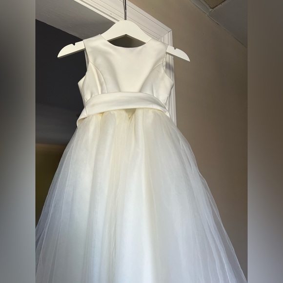 David’s bridal CROCHET CAP SLEEVE RUFFLE FLOWER GIRL DRES and headpiece. - Picture 2 of 8